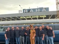 Abholung am Flughafen mit einem Hummer mit Strip